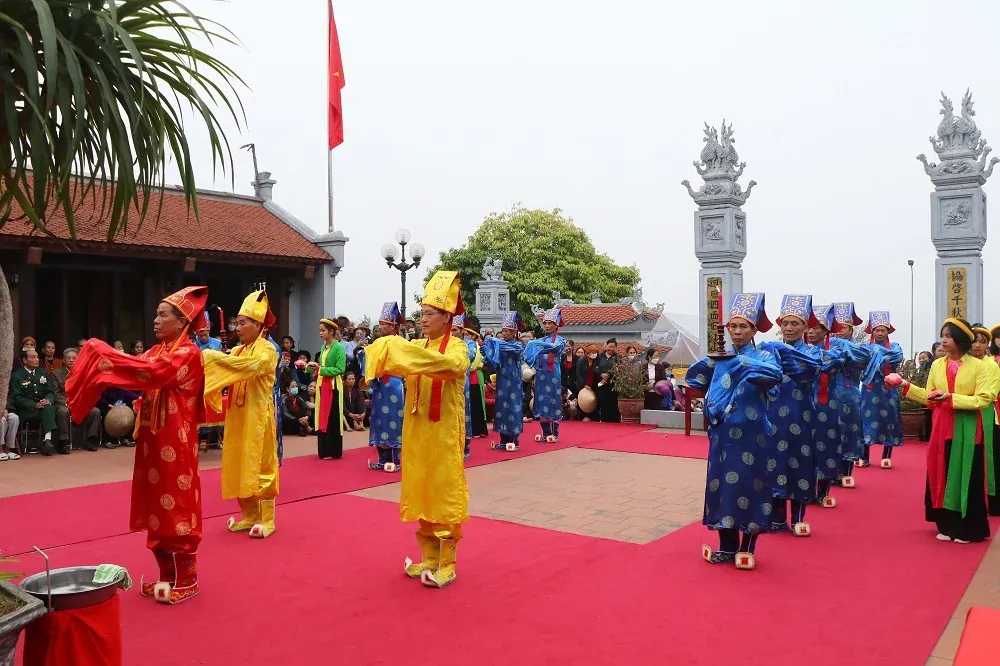 Các cụ cao niên thực hiện nghi lễ tế tại Lễ hội đền Quốc Tế