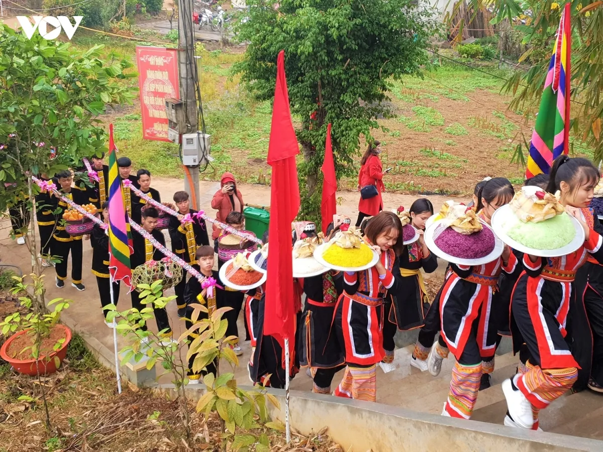 Dâng lễ vật lên miếu tại Lễ hội Bàn Vương (dân tộc Dao)