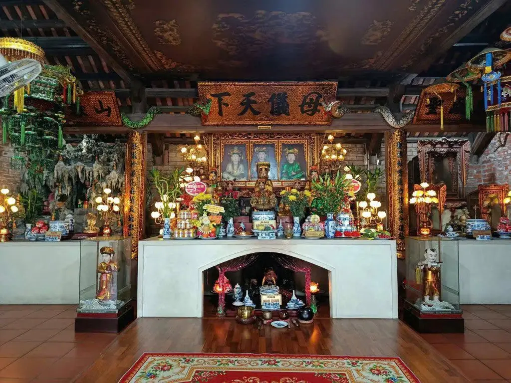 Ban thờ tại Đền Rồng