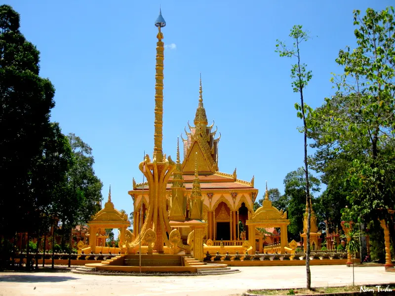 Khuôn viên Chùa Vàm Ray