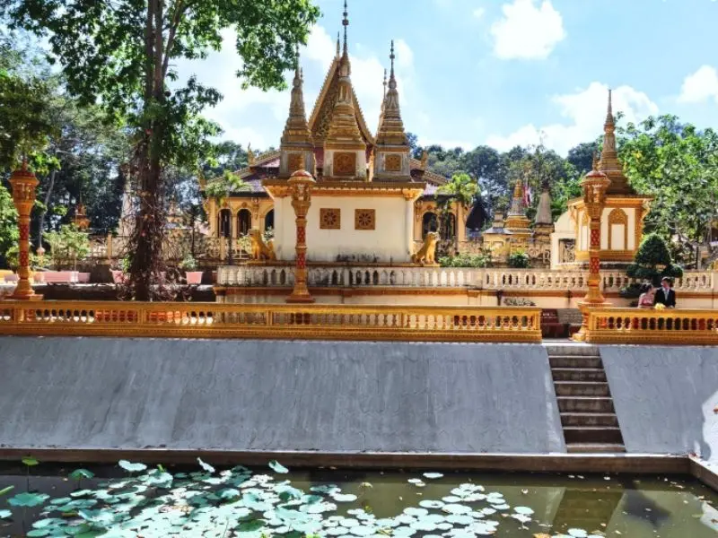 Bao quanh Chùa Ân là hào nước sâu và rộng