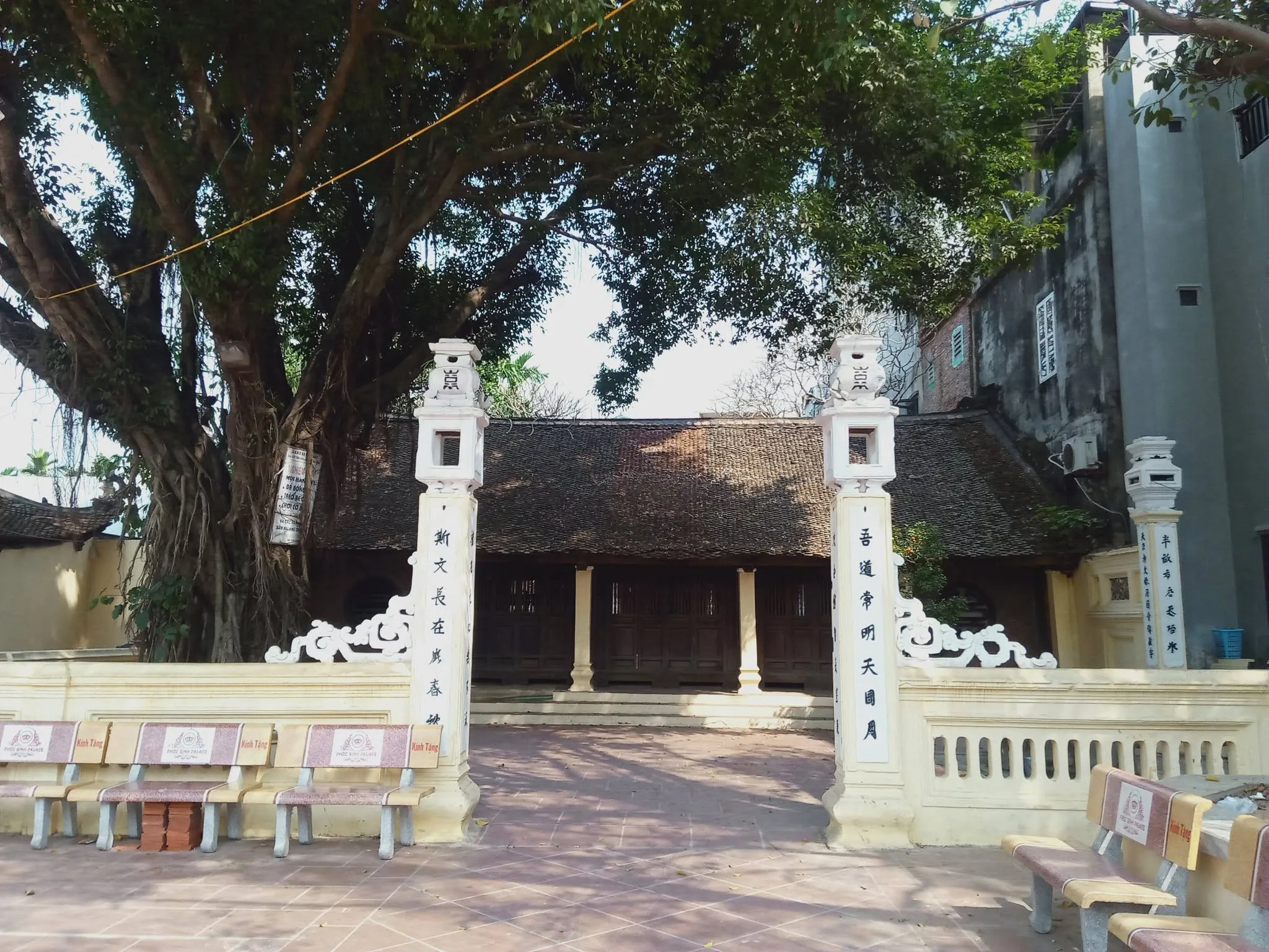 Lối vào đình Hữu Bằng