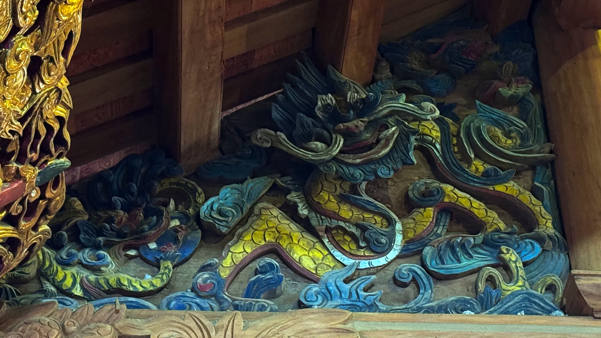 Họa tiết rồng trên trong đình Kiều Mai