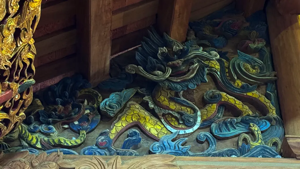 Họa tiết rồng trên trong đình Kiều Mai