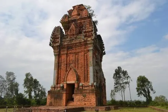Cảnh quan Di tích Lịch Sử Kiến Trúc Tháp Cánh Tiên (tháp Đồng)