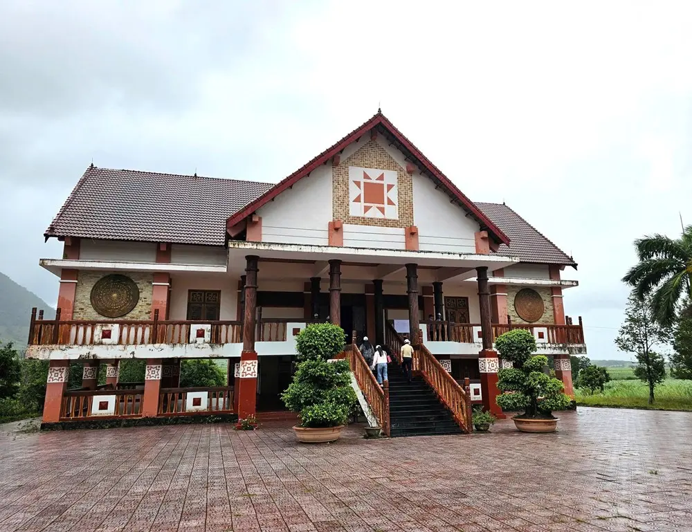 Nhà lưu niệm Anh hùng Núp tại Làng kháng chiến Stơr
