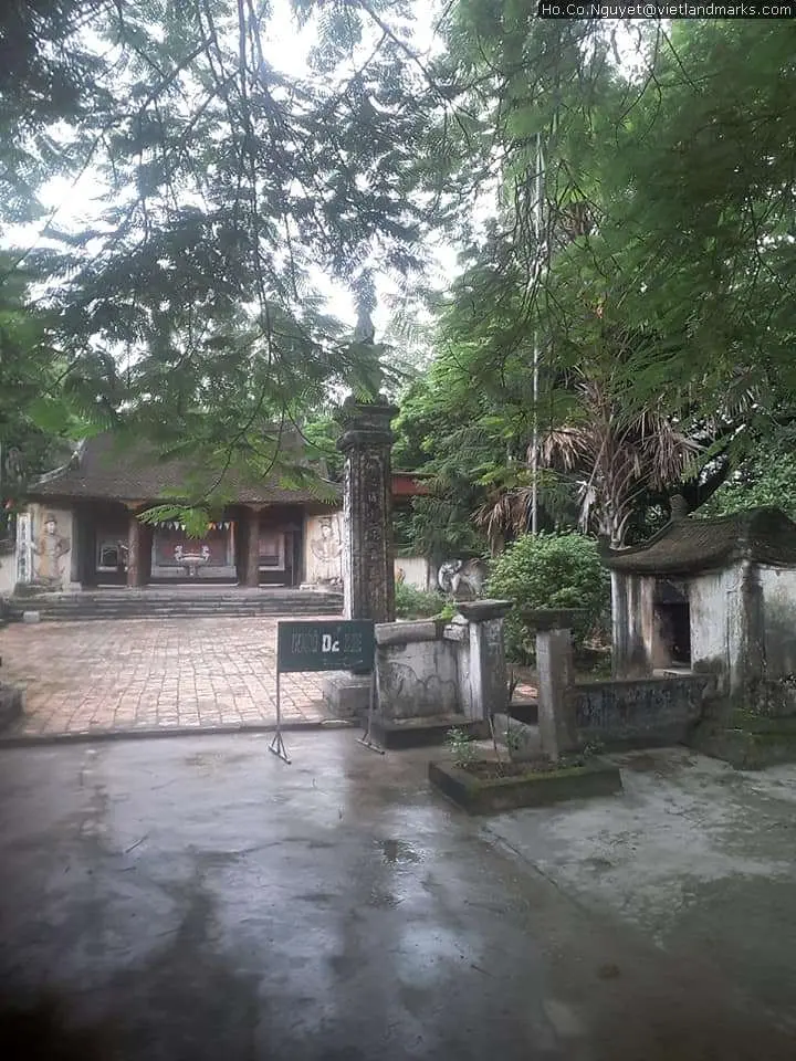 Khuôn viên Đền Phùng Hưng