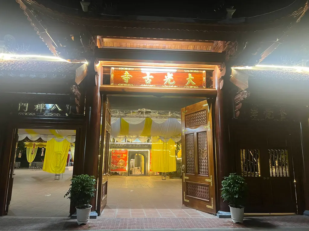 Cổng tam quan Chùa Đại Quang về đêm
