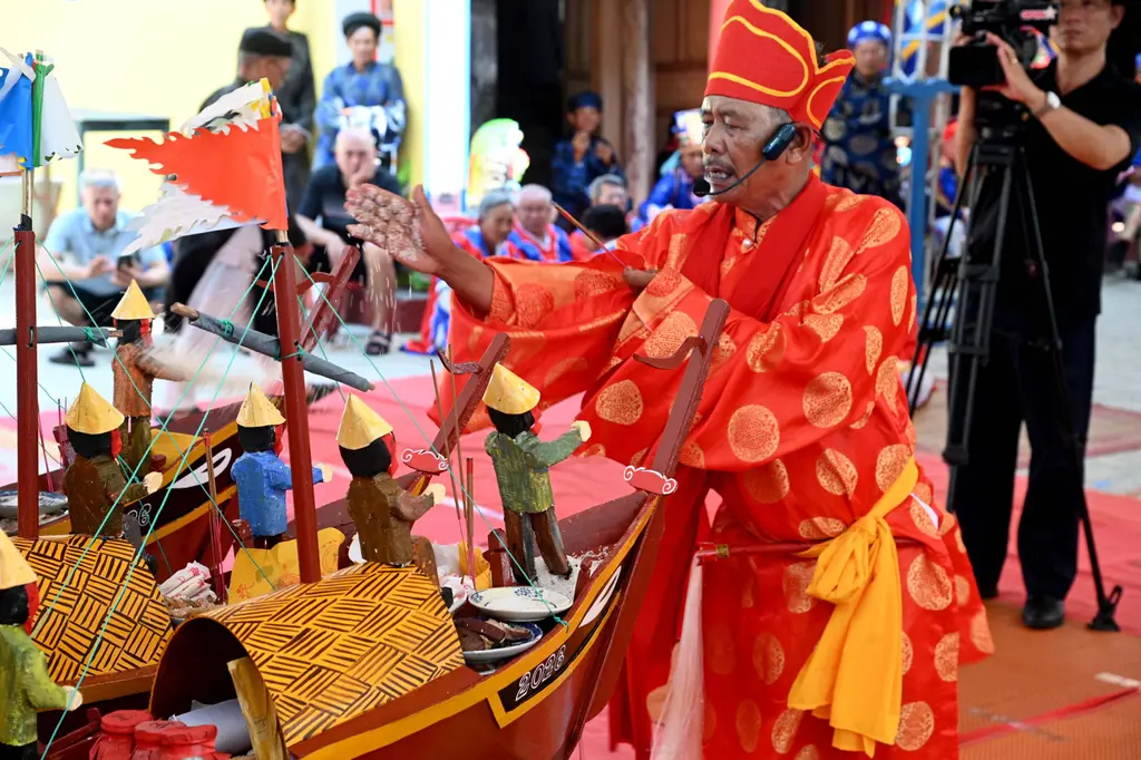 Thầy pháp dâng muối, gạo cho thuyền hùng binh Hoàng Sa tại Lễ khao lề thế lính Hoàng Sa