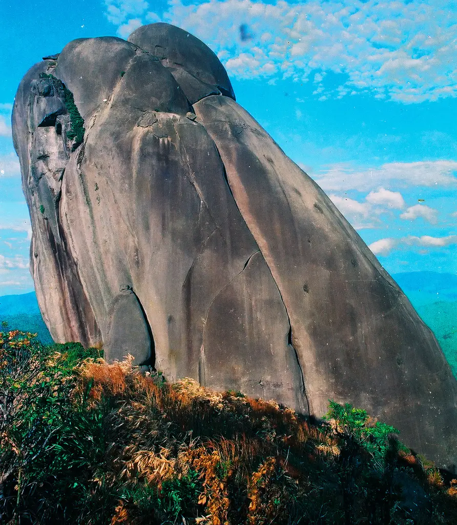 Núi Đá Bia ở cự ly gần