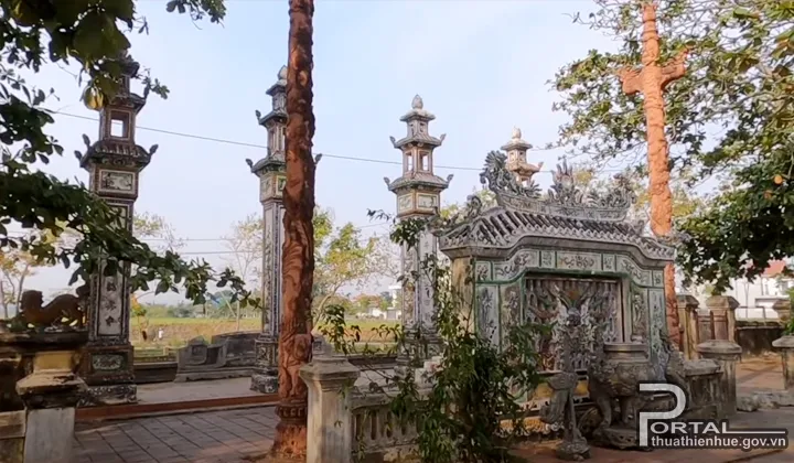 Phía trước Đình Dạ Lê