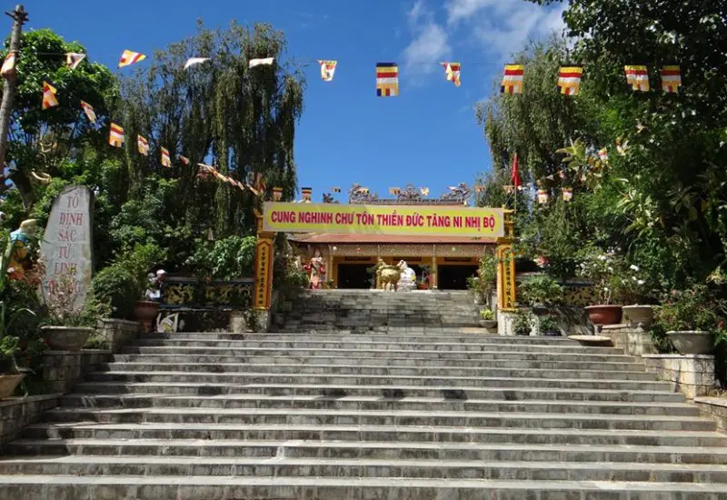 Thềm đá dẫn lên khu vực điện thờ Chùa Linh Quang