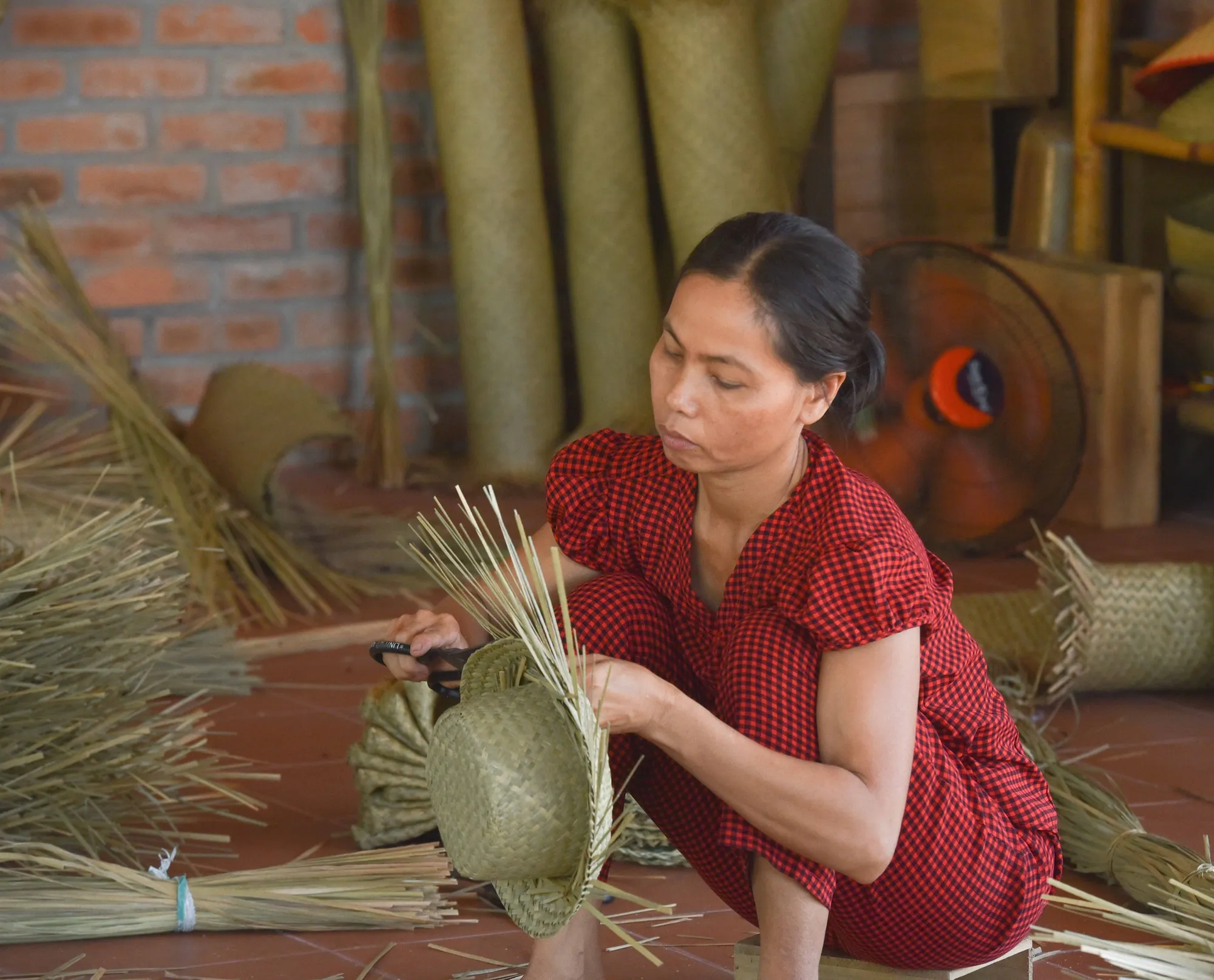Công đoạn đan cỏ bàng