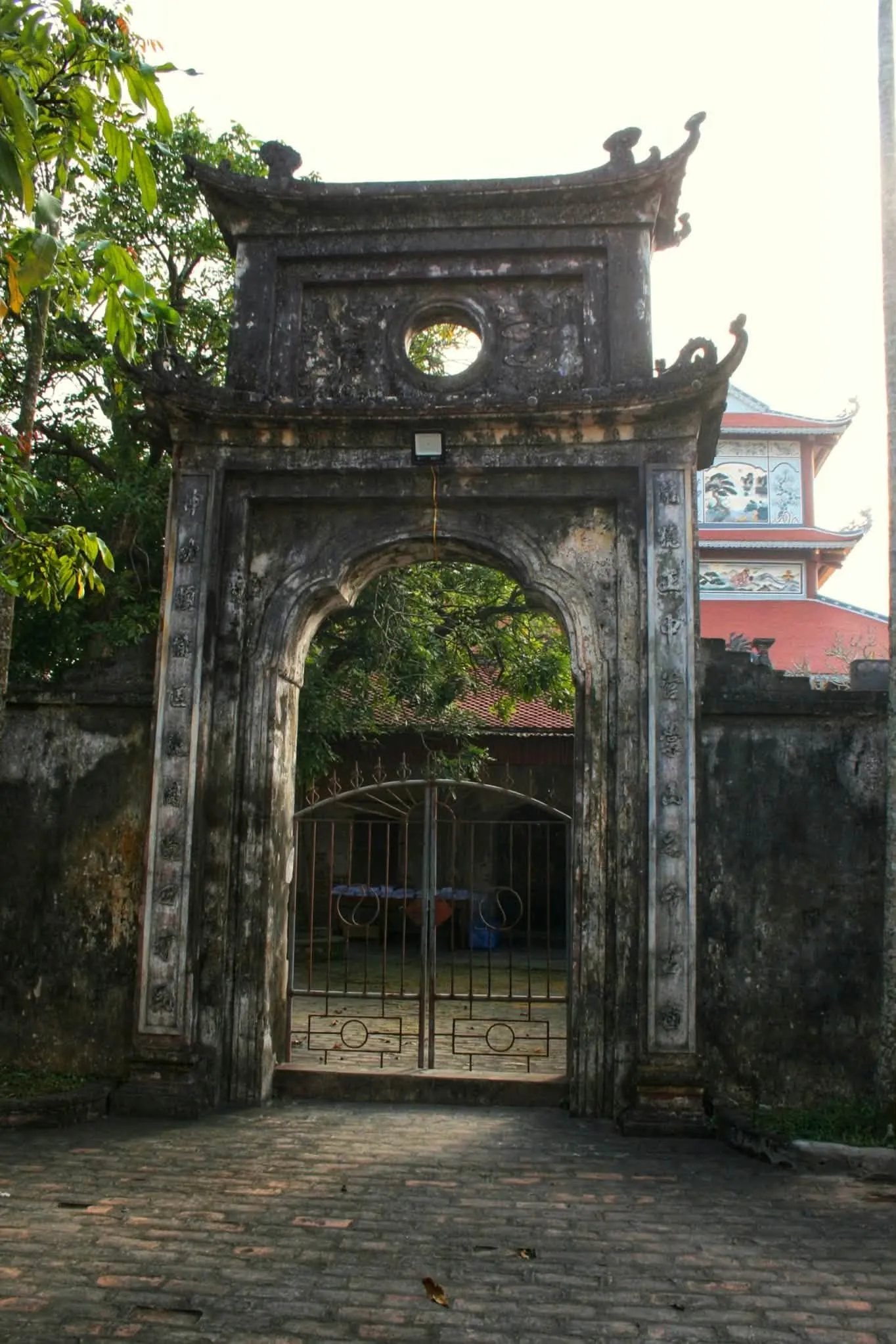Cổng miếu thành hoàng làng trong Khu Di Tích Hoành Nha
