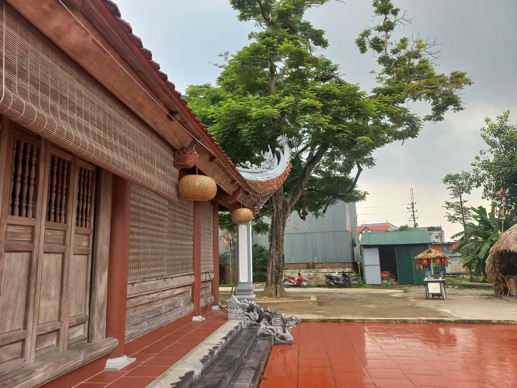 Hành lang Đình Làng Phú Vinh nhìn từ bên trái