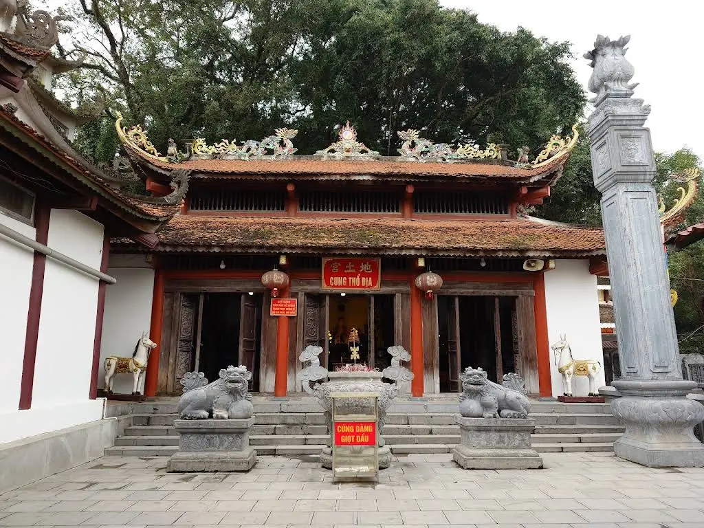 Cảnh quan bên ngoài Cung Thổ Địa thuộc di tích Đền Trình