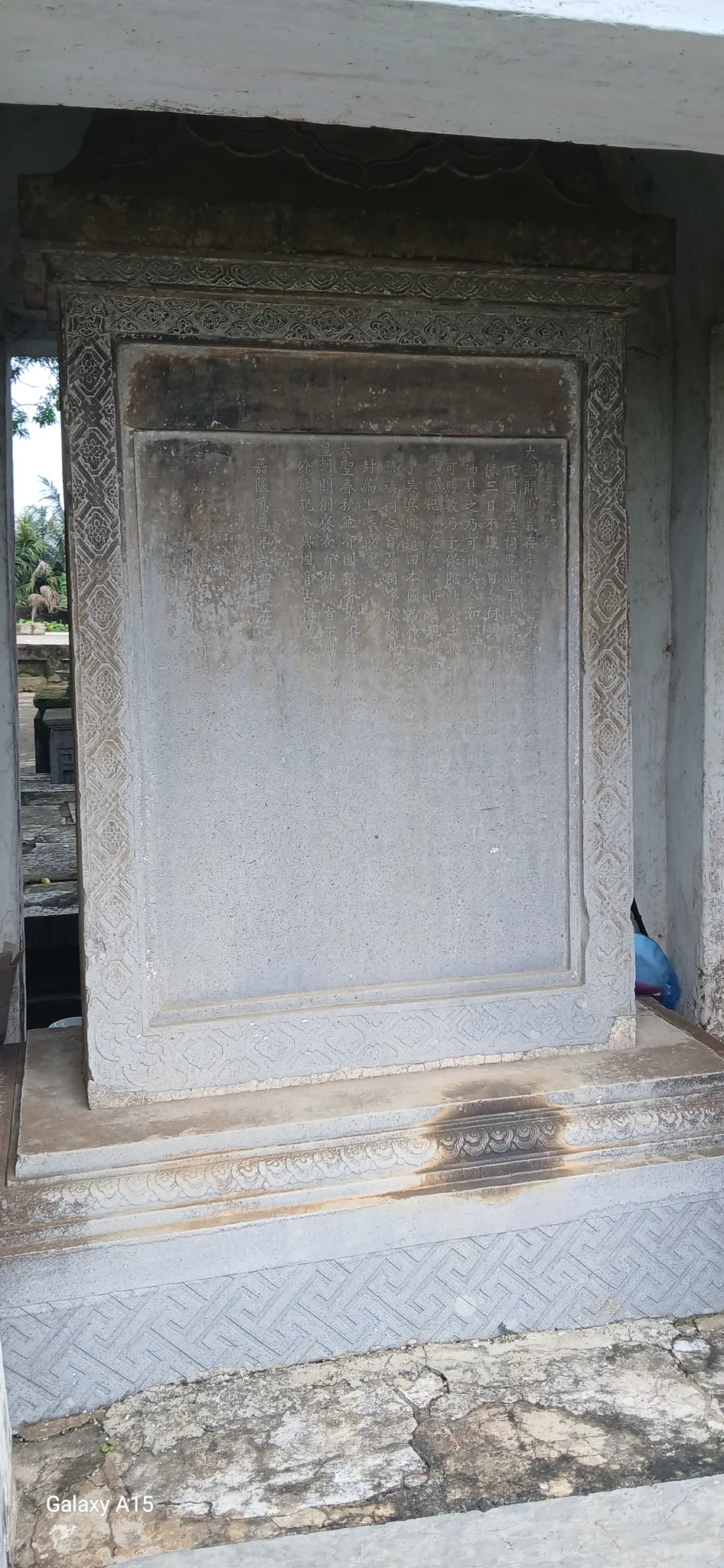 Bia đá ở di tích đình Quán Thánh làng Quyết Tiến, Tiên Phương