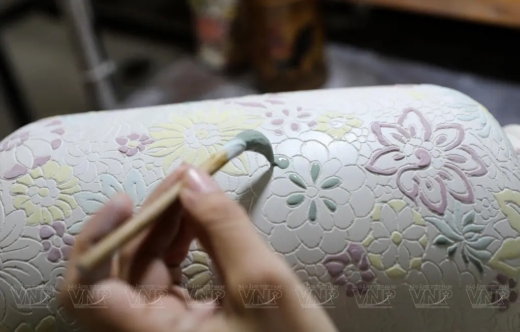 Công đoạn trang trí gốm Lái Thiêu