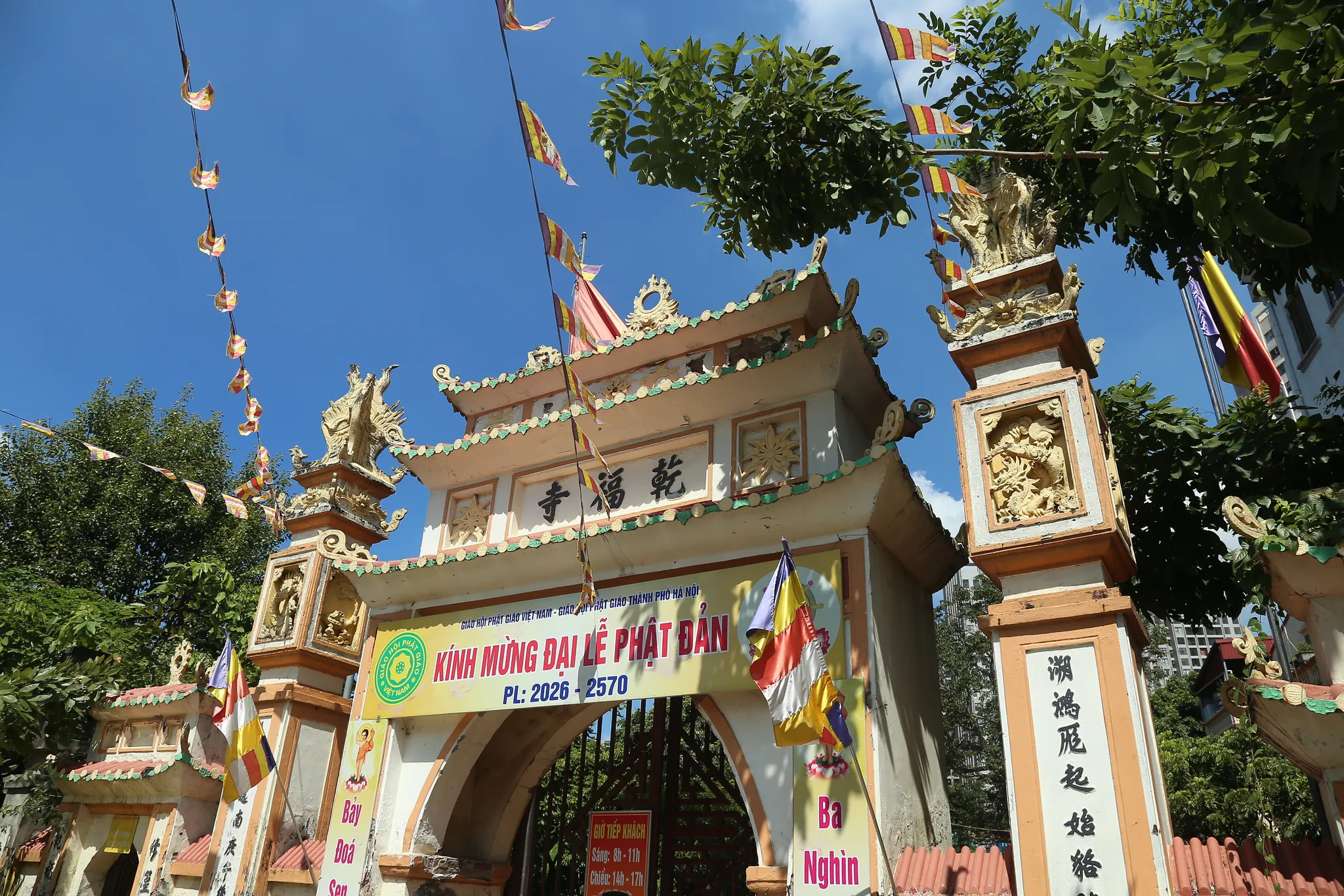 Cổng tam quan chùa Tu Hoàng