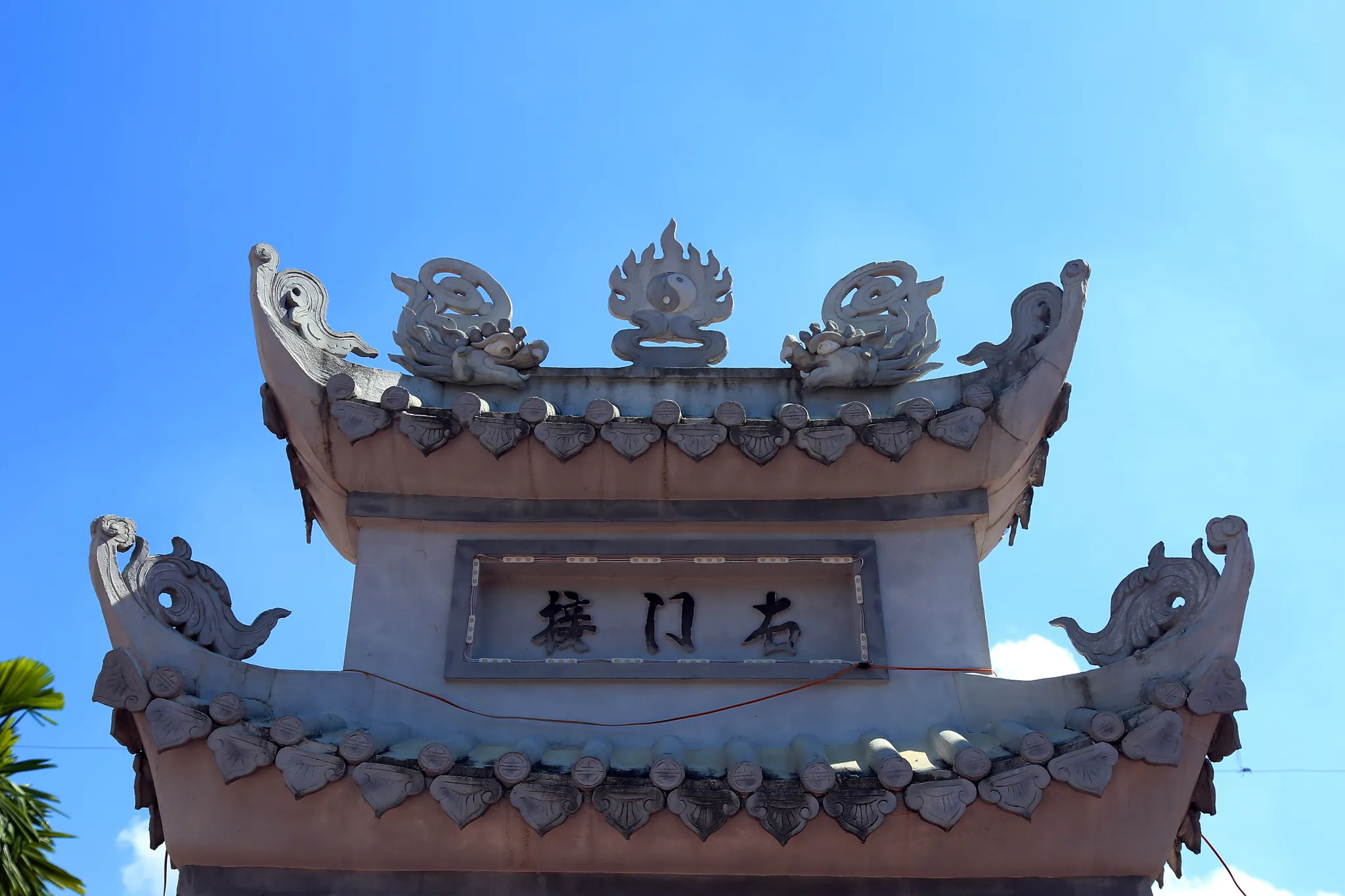 Kiến trúc trên cửa phụ đình Tu Hoàng