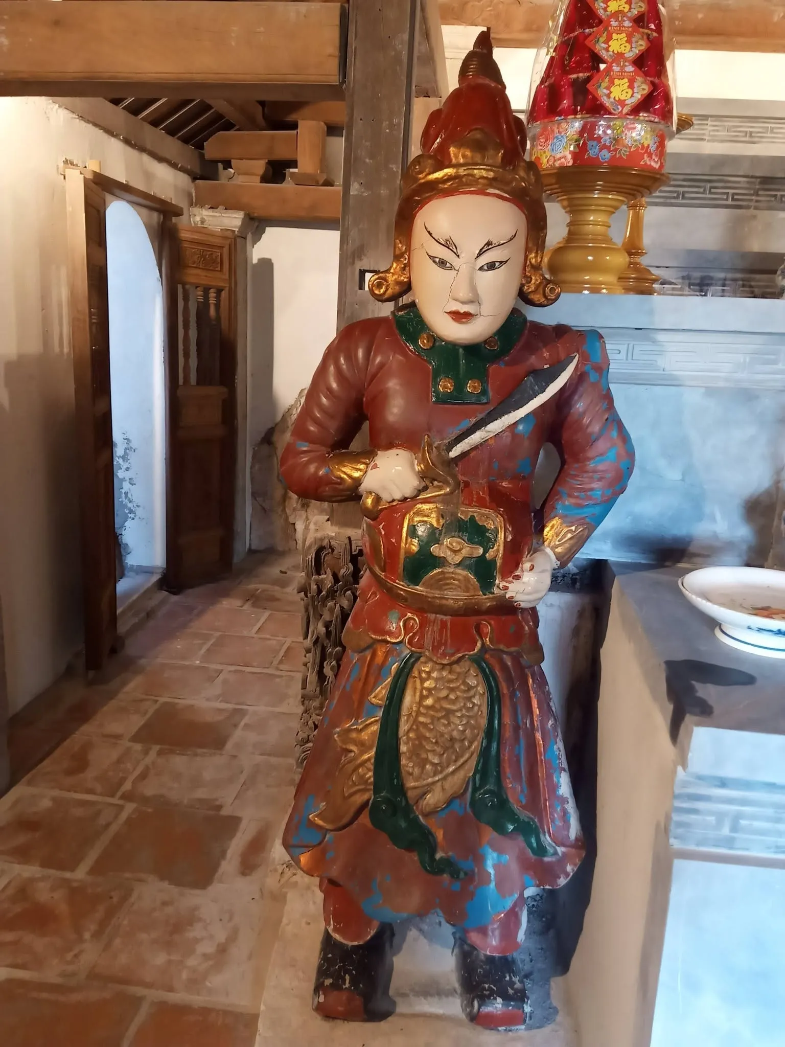 Tượng Hộ Pháp bằng đá phủ sơn trong chùa Vô Vi