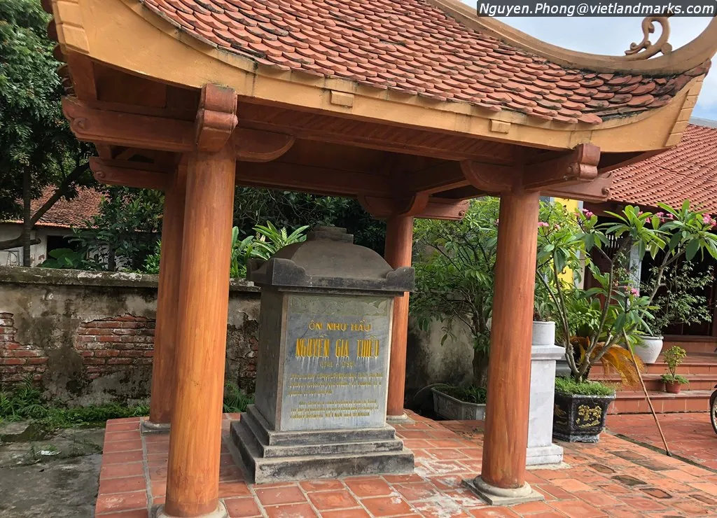 Nhà bia tại Nhà thờ Ôn Như Hầu Nguyễn Gia Thiều