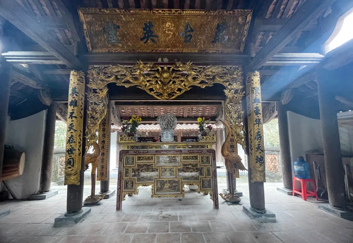 Bên trong hạ điện Đền thờ Nguyễn Biểu