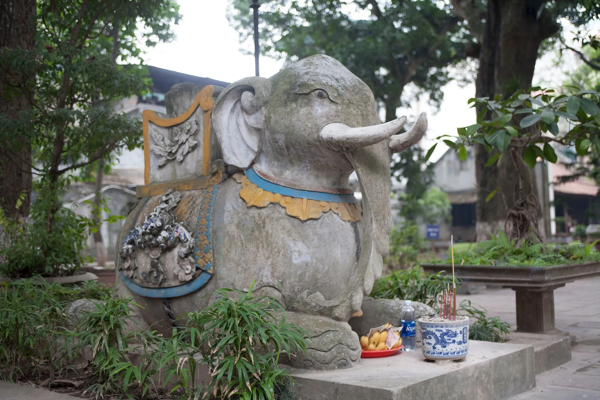 Tượng voi đá trong khuôn viên Đền Quán Thánh