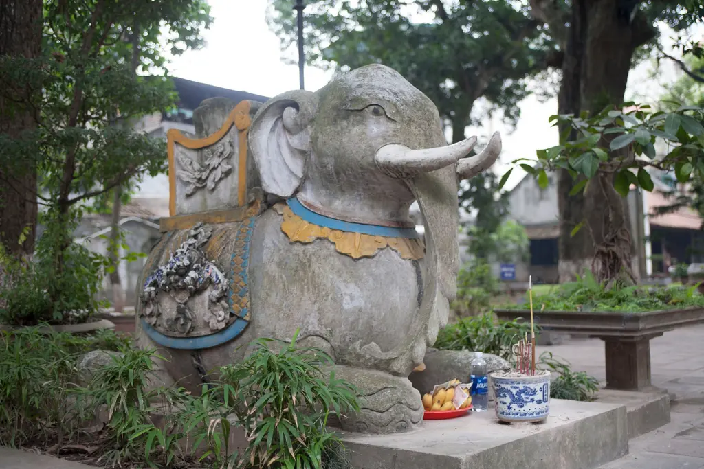 Tượng voi đá trong khuôn viên Đền Quán Thánh