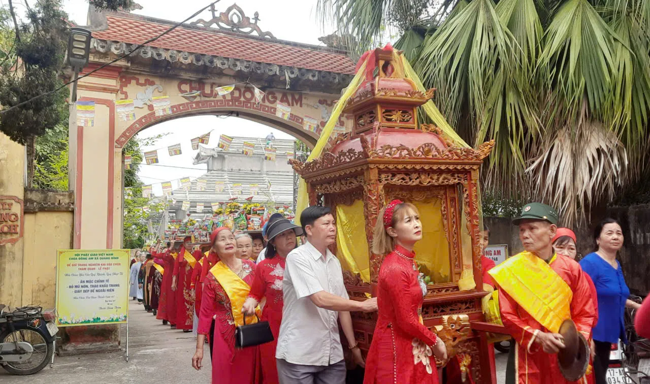 Phần rước kiệu tại Hội đình Trung Thành