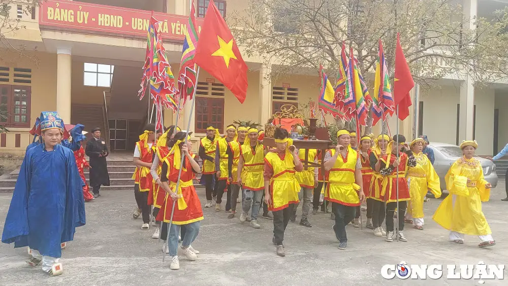 Kiệu rước tại Lễ hội đình Thủ Rồng