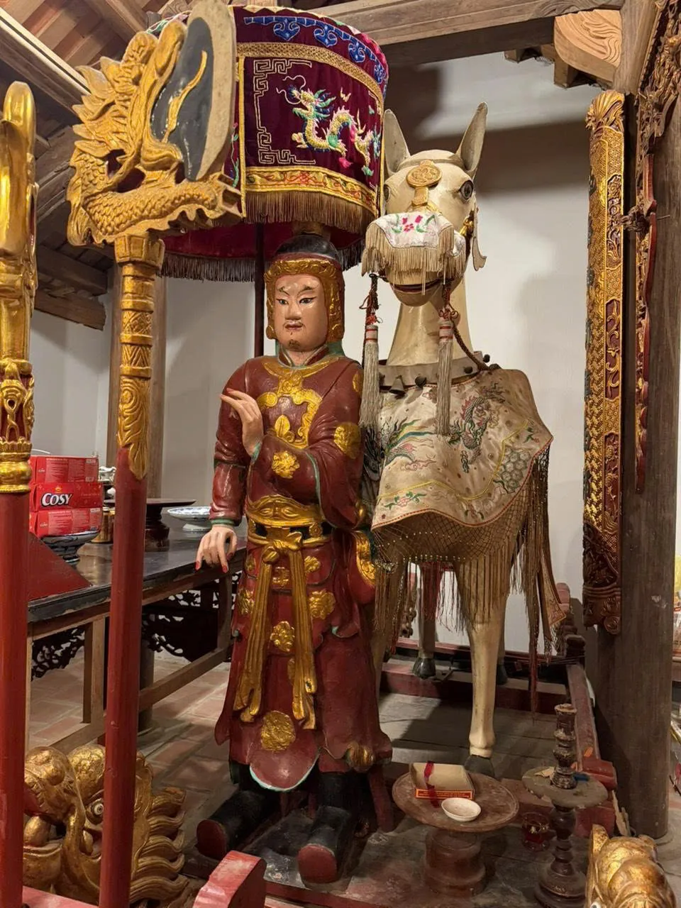 Tượng Ngựa bạch và quan giám mã gỗ tại Đền Thanh Nhàn