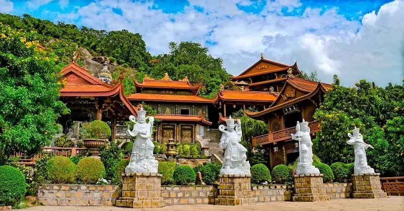Tượng bốn vị Hộ Pháp tại Chùa Hang
