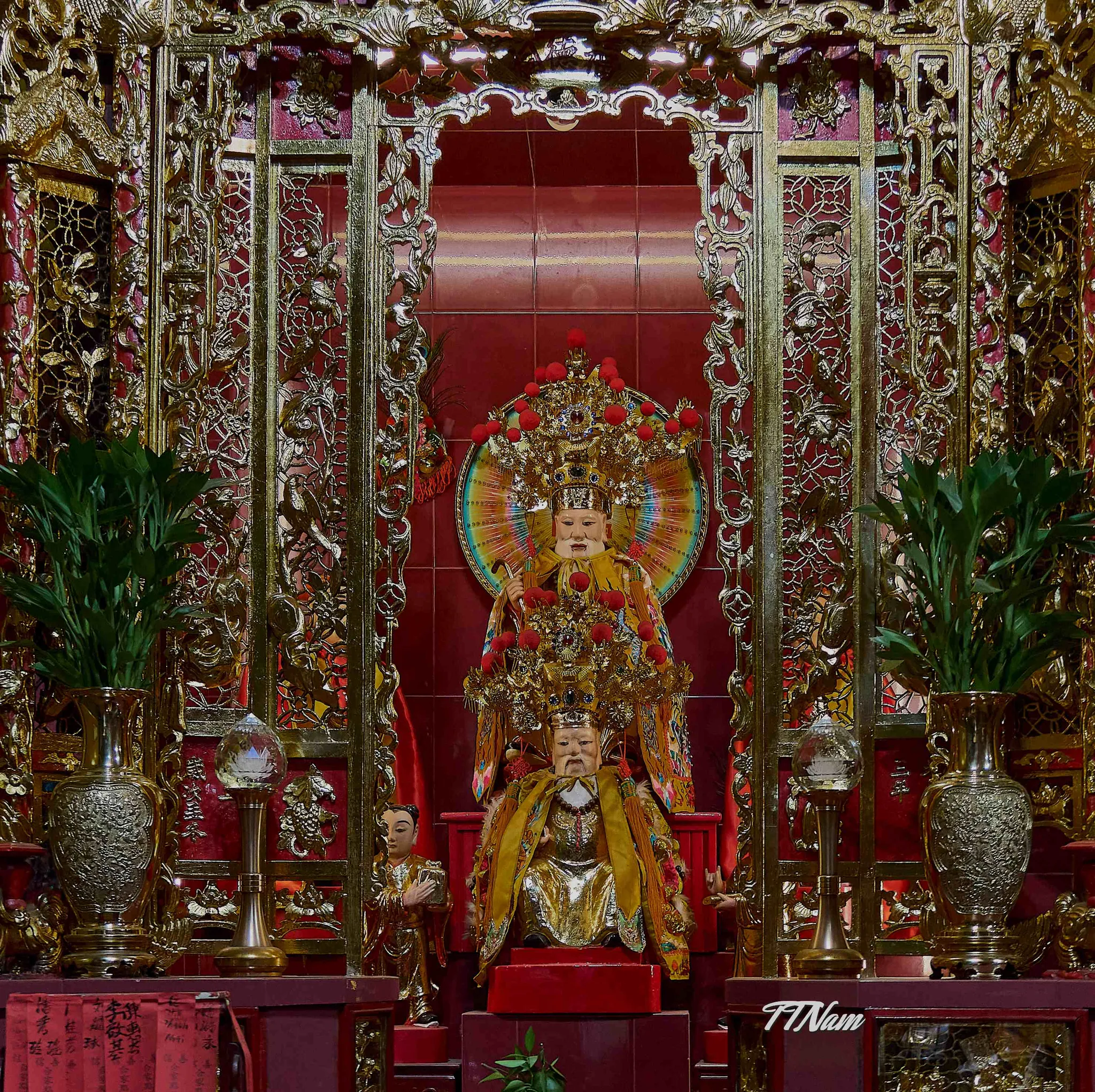 Một ban thờ trong Hội quán Ôn Lăng
