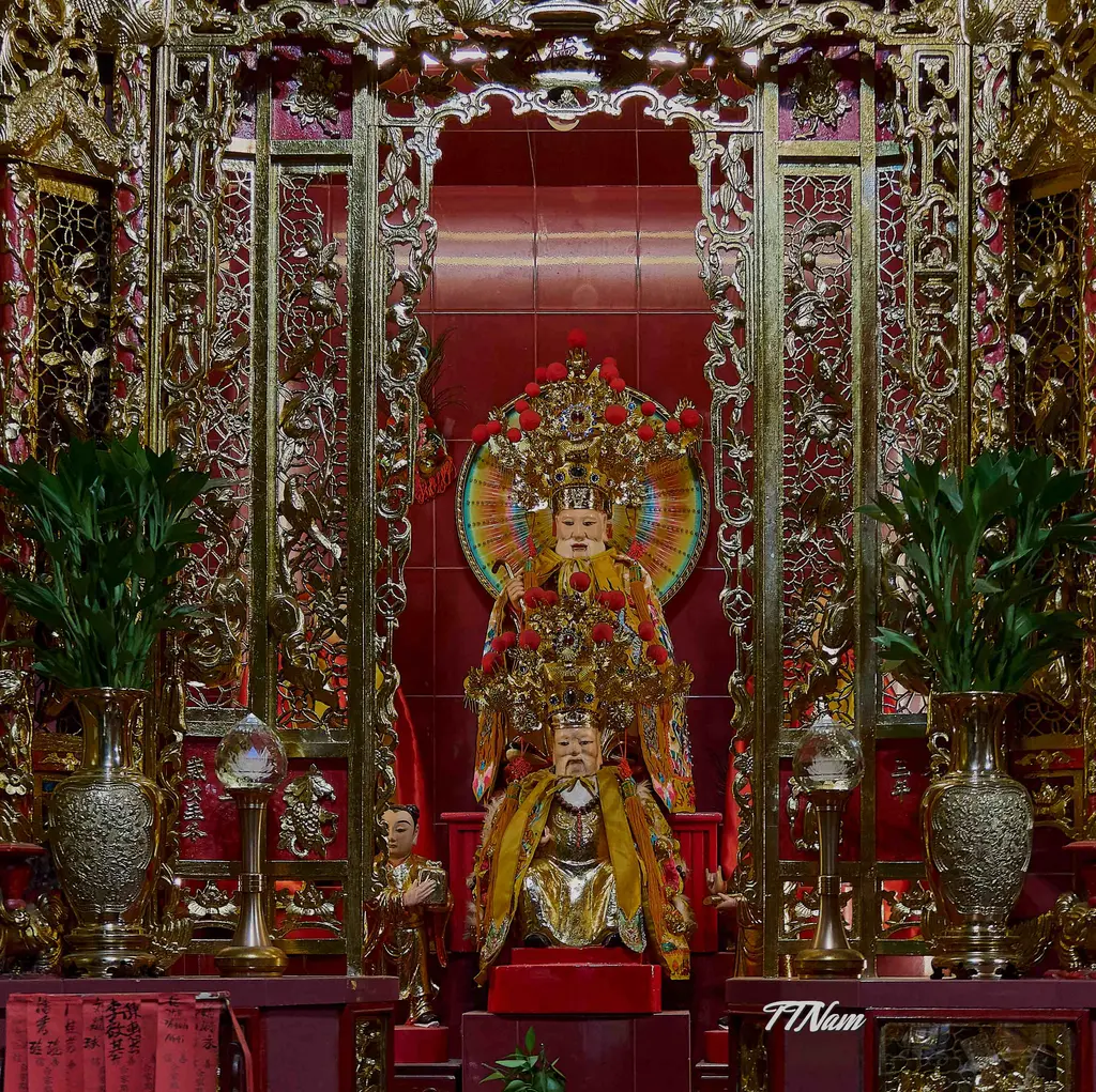 Một ban thờ trong Hội quán Ôn Lăng
