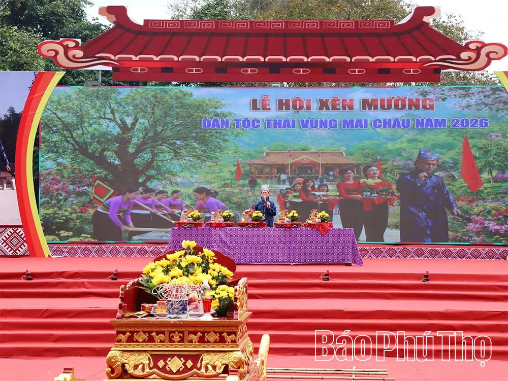 Thầy mo làm lễ tại Lễ hội Xên Mường