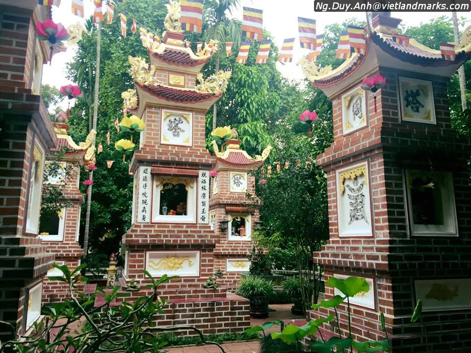 Tháp đá bên trong khuôn viên Chùa Xã Đàn