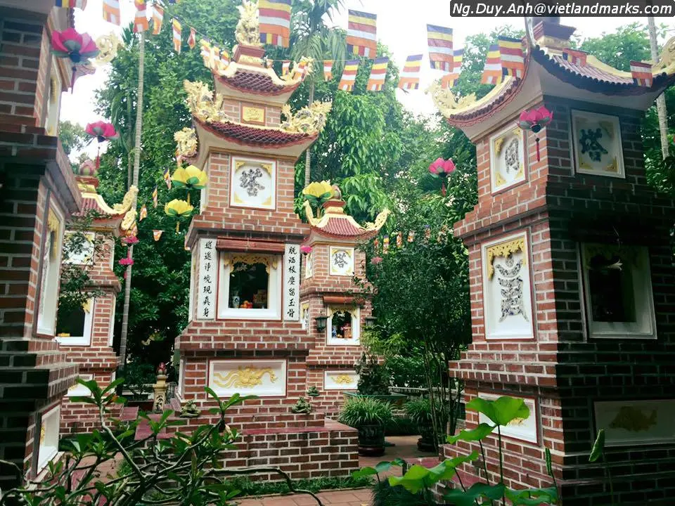 Tháp đá bên trong khuôn viên Chùa Xã Đàn