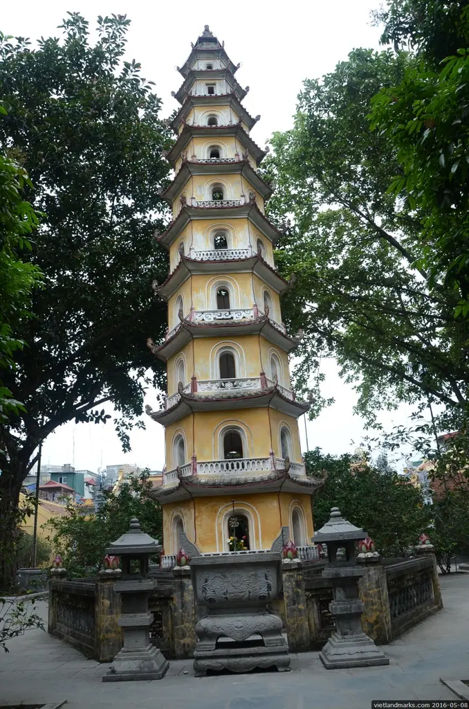 Ngọn tháp xây bằng gạch và vôi vữa tại Chùa Liên Phái