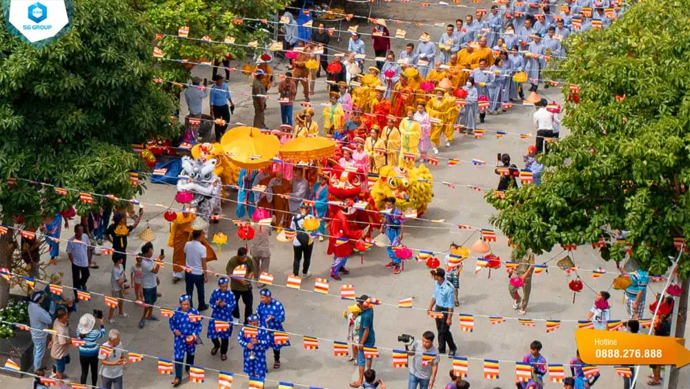 Đoàn rước tại Lễ Vía Bà Linh Sơn Thánh Mẫu