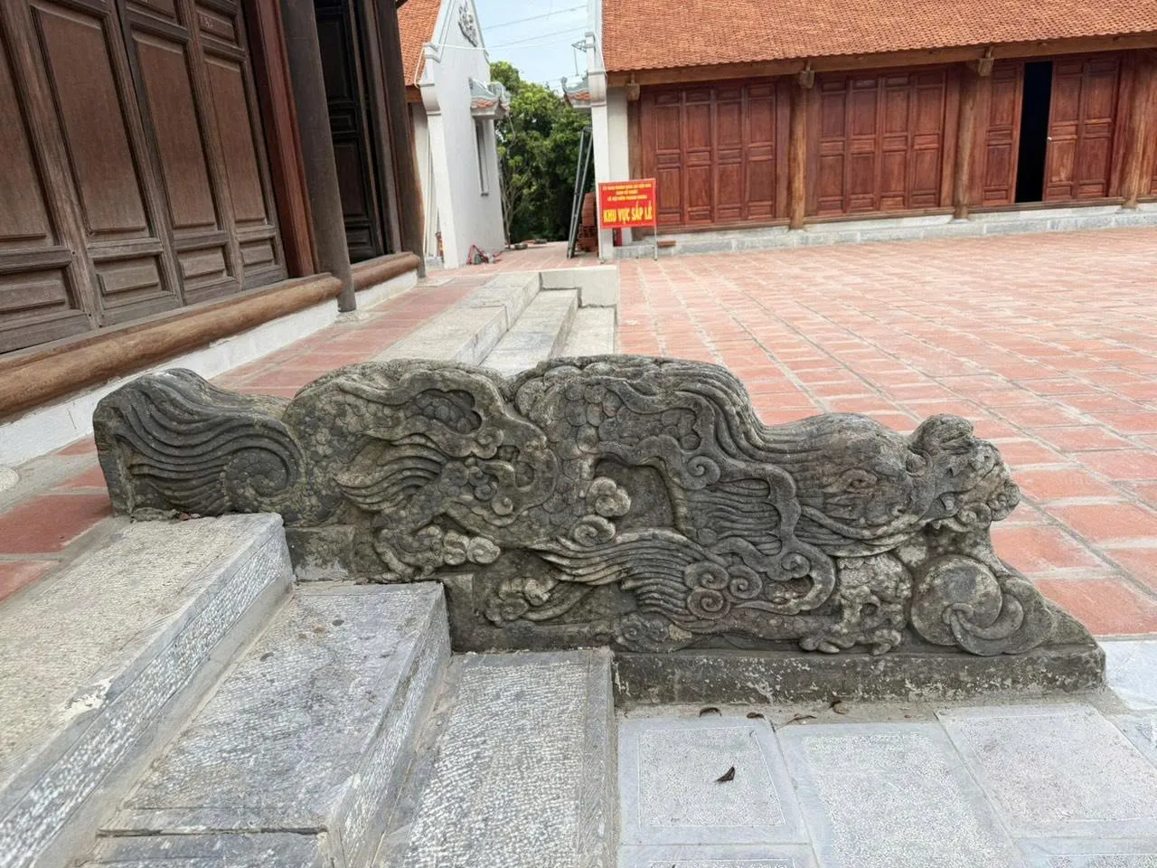 Rồng đá trước cửa Đền Thanh Nhàn