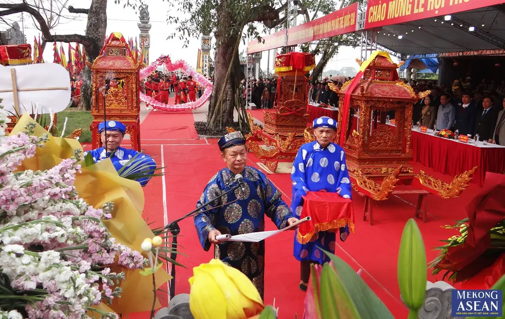 Đọc văn tế tri ân tưởng niệm đức thánh tại lễ khai hội Đền Cao
