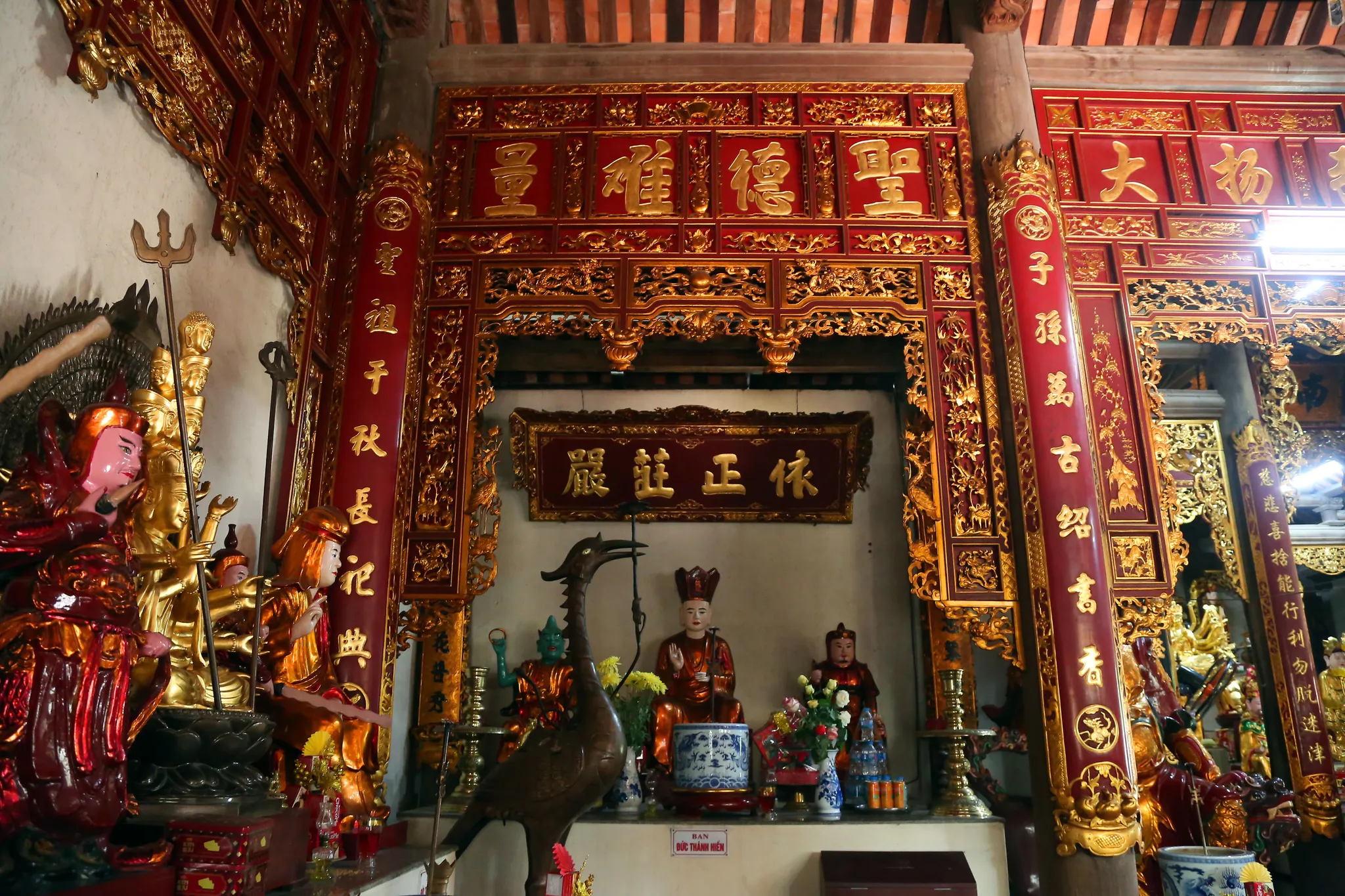 Ban thờ Đức thánh hiền trong chùa Thanh Lâm