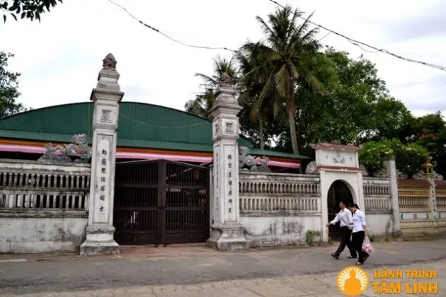 Cổng Chùa Cần Linh