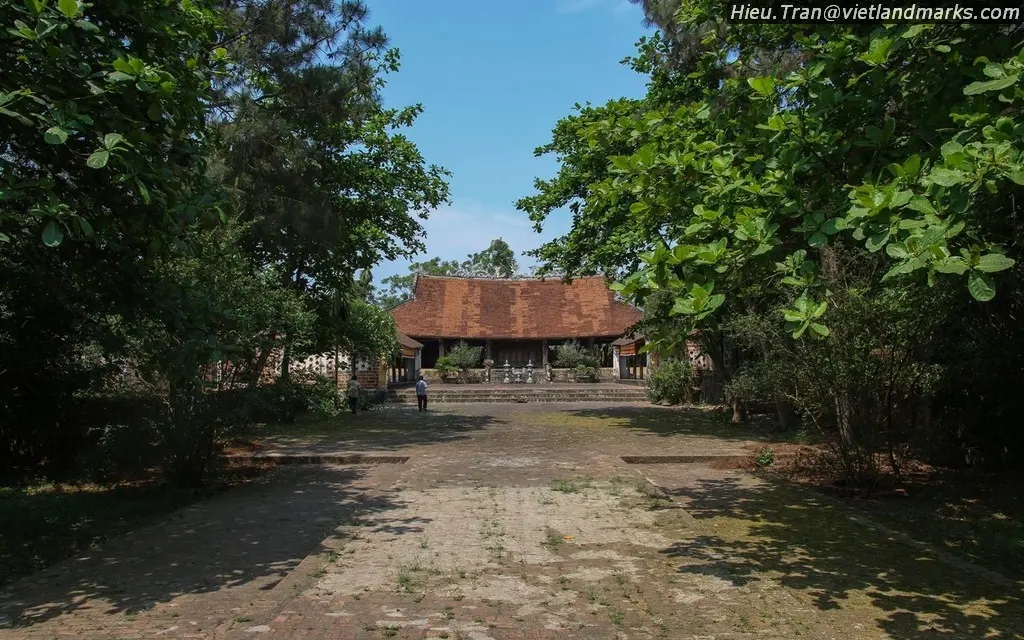 Khuôn viên Đình Phú Hữu