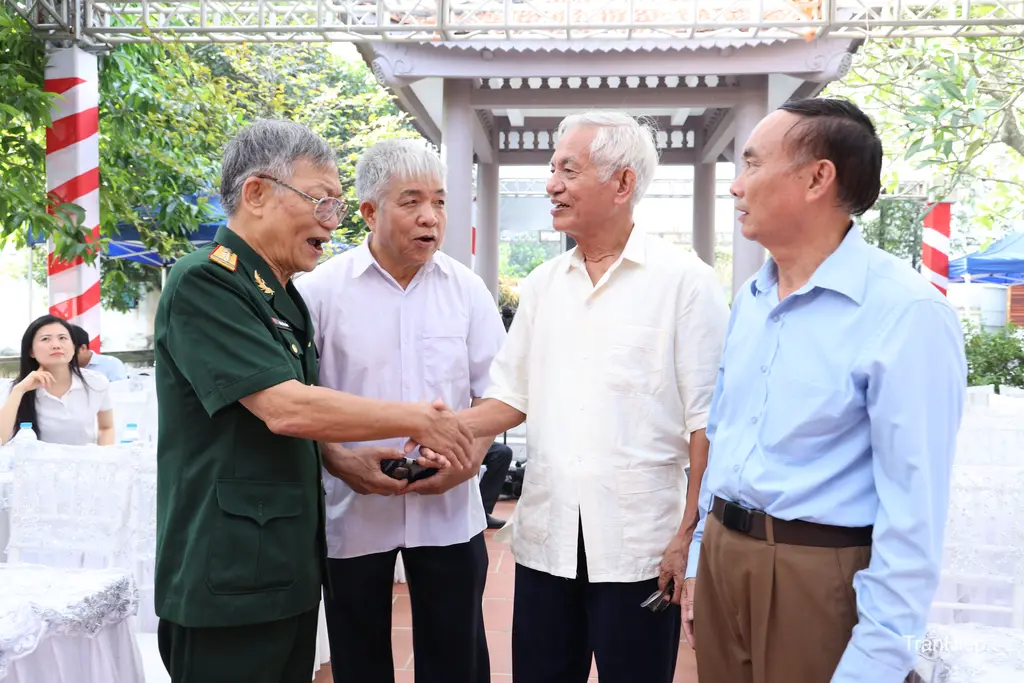 Người dân cùng nhau trao đổi, chia sẻ các thông tin về đồng chí Trần Đăng Ninh trong Khu lưu niệm