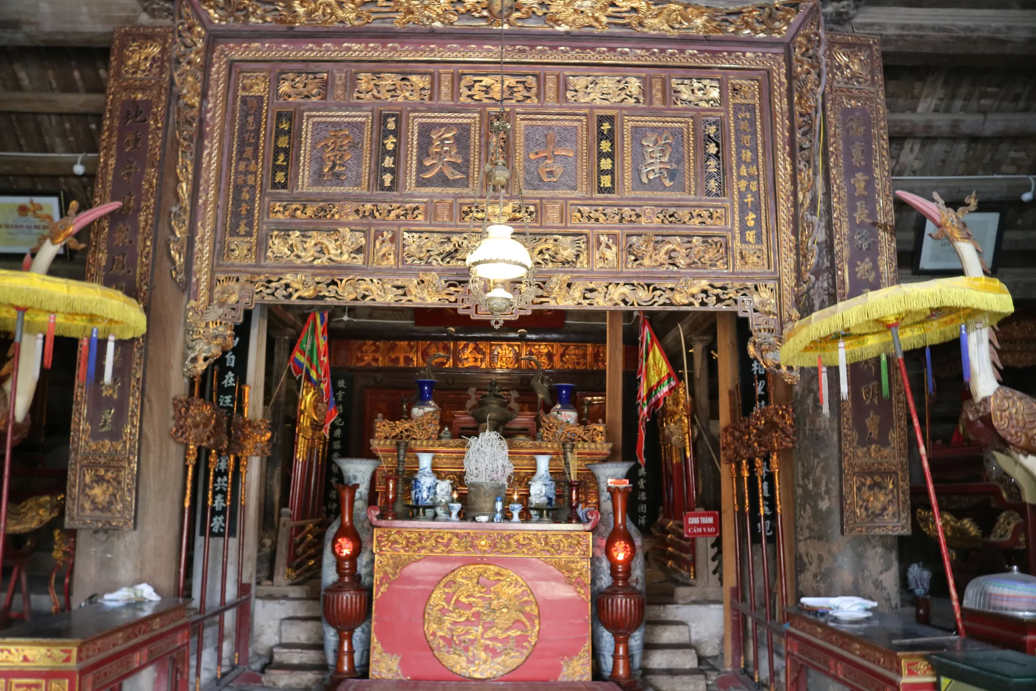Ban thờ trong Di tích Quốc gia đặc biệt Đình So