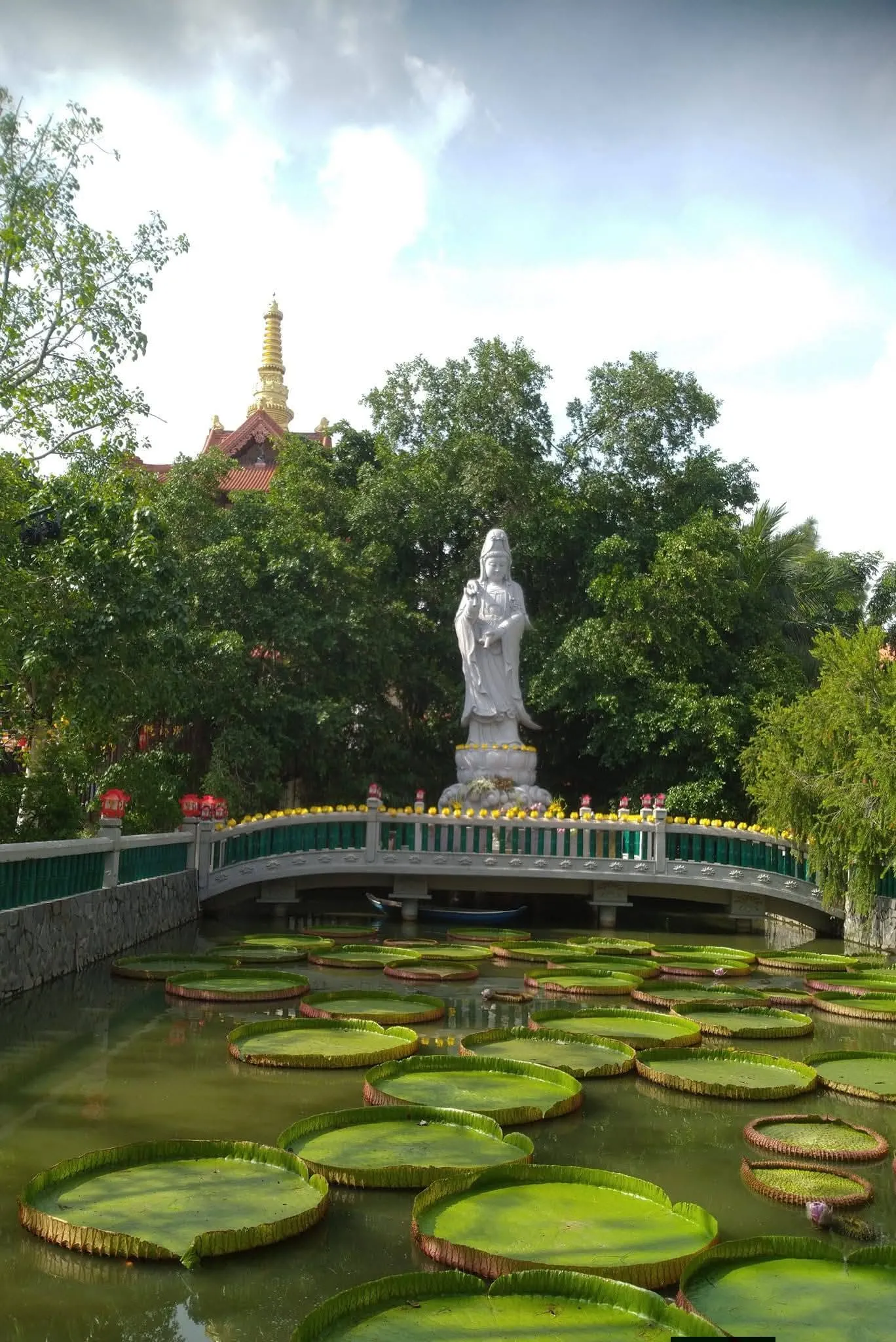 Tượng Quan Âm tại Chùa Huệ Nghiêm