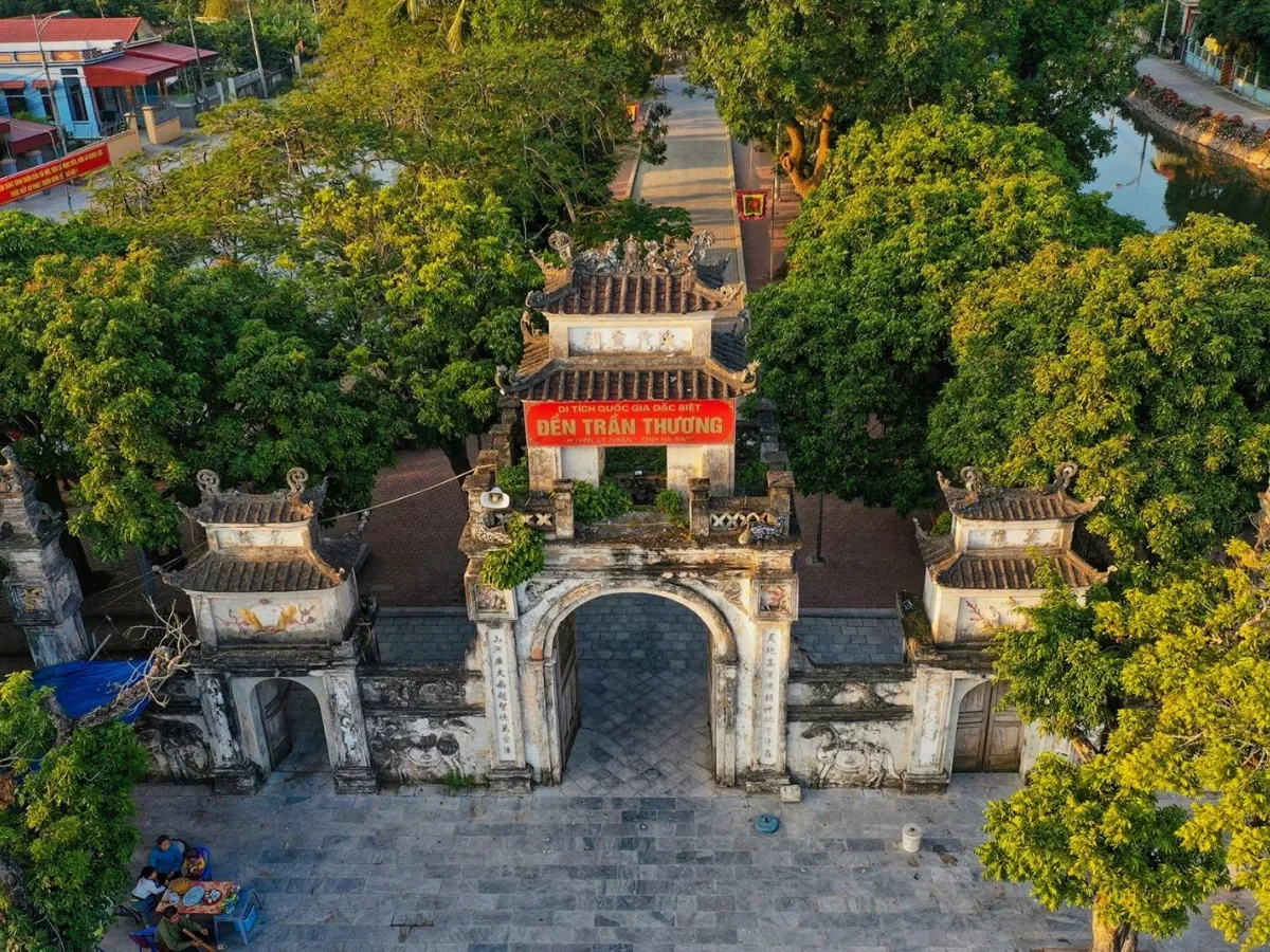 Cổng tam quan Đền Trần Thương