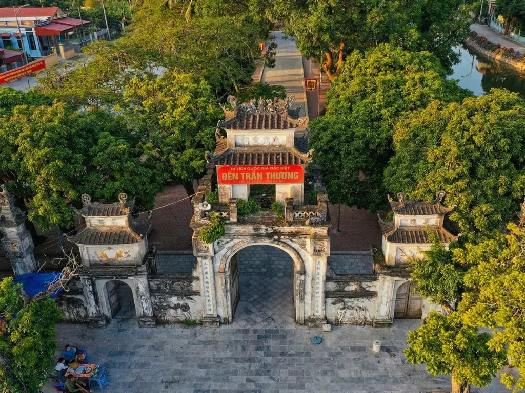 Cổng tam quan Đền Trần Thương